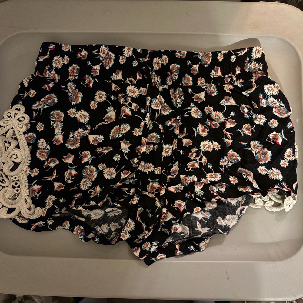 NWT Womens Black Floral Rayon Shorts W/ Elastic Drawstring Waist Size Medium